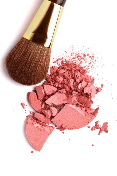 Escova de pó cosmético e paleta de blush esmagado isolado em branco — Fotografia de Stock