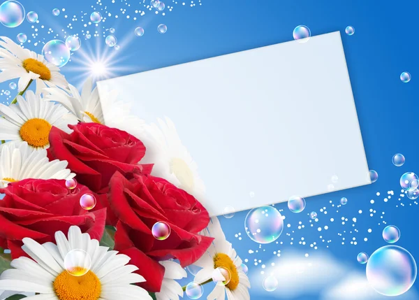 Gänseblümchen, Rosen und Papier — Stockfoto