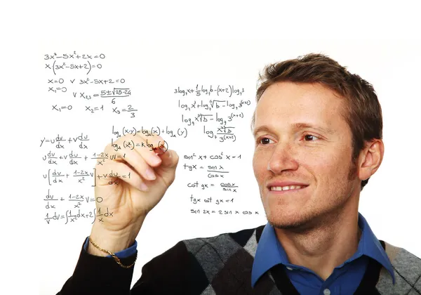 Mann schreibt mathematische Formel — Stockfoto