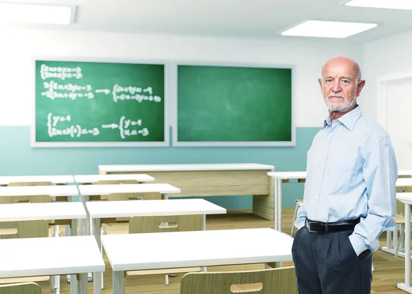 Professor sénior na escola — Fotografia de Stock
