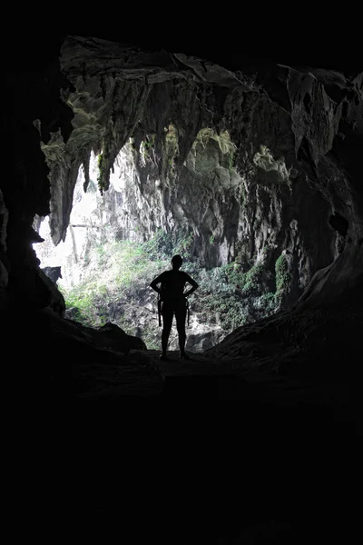 동굴에 여자 — 스톡 사진