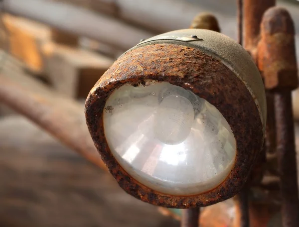 Luz de bicicleta oxidada vieja —  Fotos de Stock