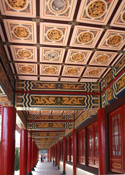 Verzierte Säulenhalle eines chinesischen Tempels — Stockfoto