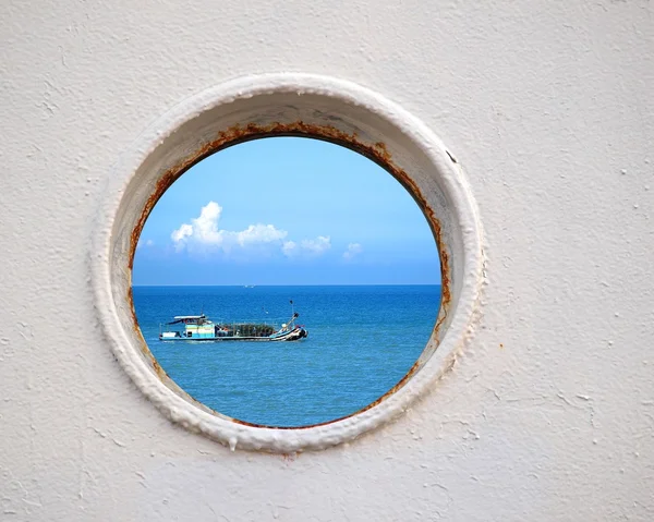 Chino barco de pesca visto a través de un ojo de buey — Foto de Stock