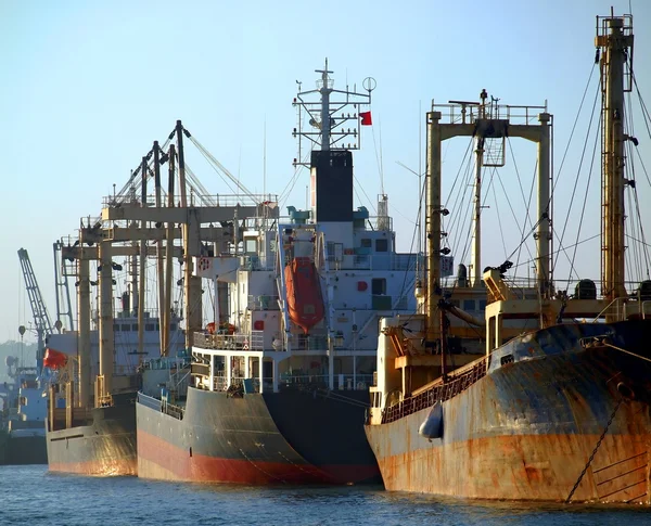 Σκουριασμένο βιομηχανικά πλοία στο λιμάνι kaohsiung — Φωτογραφία Αρχείου