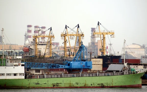 Lodě a jeřáby v přístav Kao-siung — Stock fotografie