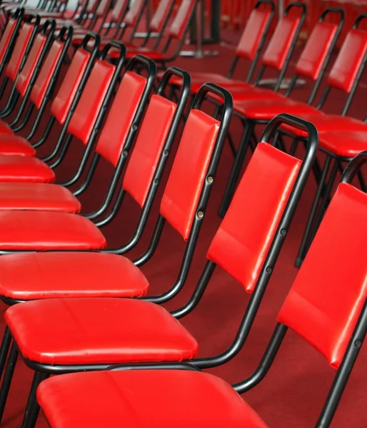 Cadeiras vermelhas em fileiras — Fotografia de Stock