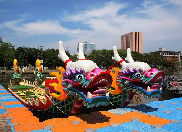 Traditionella dragon båtar i taiwan — Stockfoto