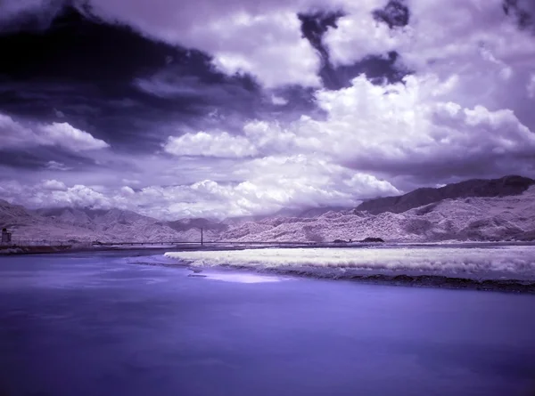 Imagen infrarroja de un dramático escenario fluvial —  Fotos de Stock