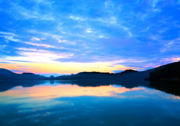 Восход солнца на озере Сан-Мун — стоковое фото