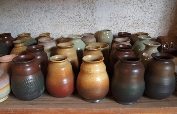 Keramiska vaser på en hylla — Stockfoto