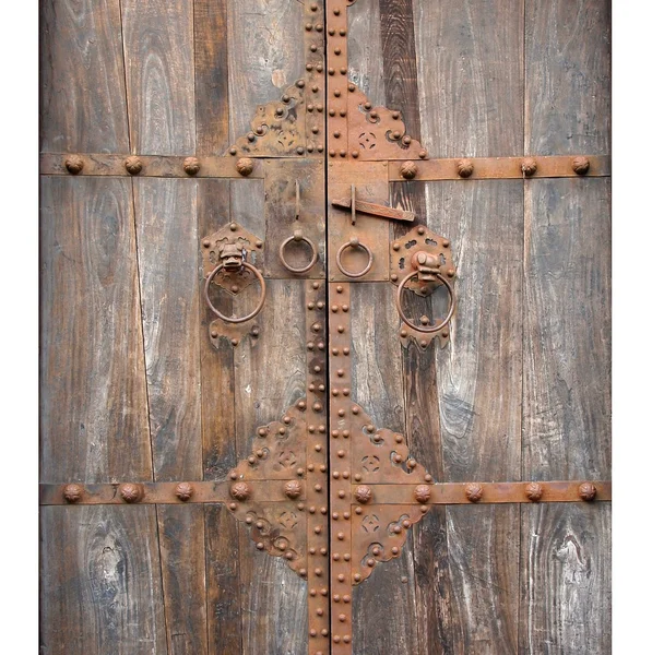 Antieke houten deur met bronzen hulpstukken — Stockfoto
