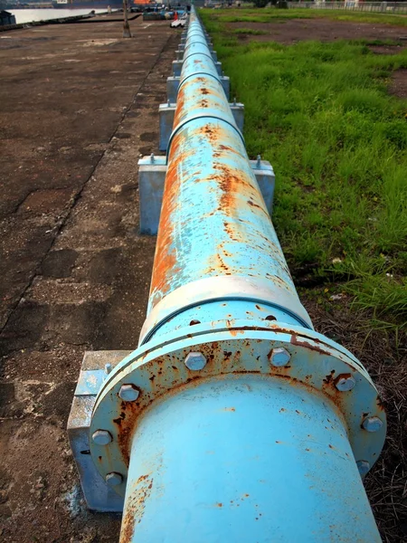 Rostiga gamla blå pipeline — Stockfoto