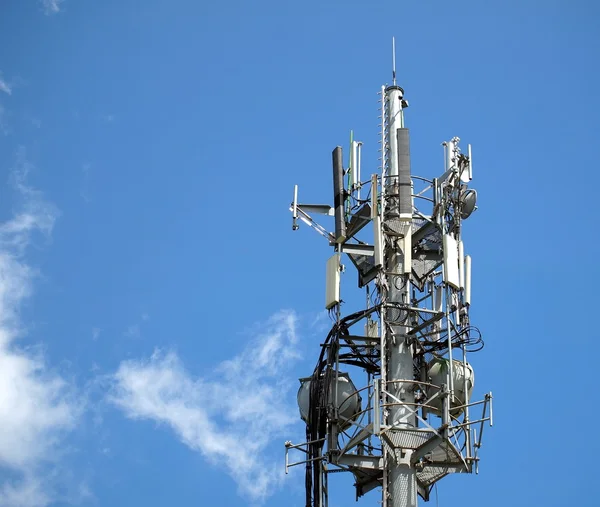 Torre moderna delle comunicazioni elettroniche — Foto Stock
