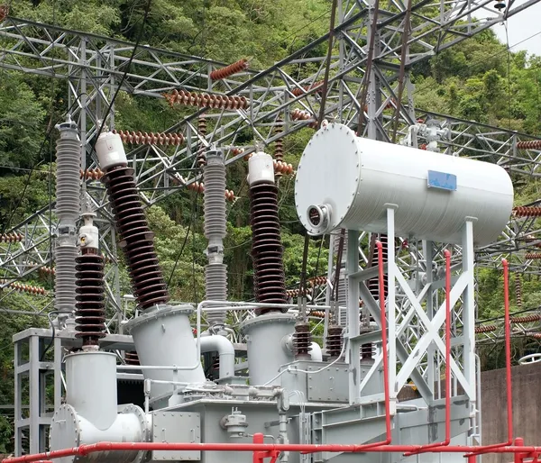 Subestação elétrica com grandes isoladores — Fotografia de Stock