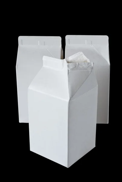 Τρία κουτιά γάλα ανά μισό λίτρο σε μαύρο — Φωτογραφία Αρχείου