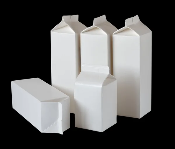 Cinq boîtes à lait par demi-litre et litre sur Noir — Photo