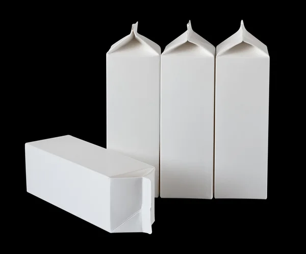 Quatre boîtes à lait par litre et litre sur noir — Photo