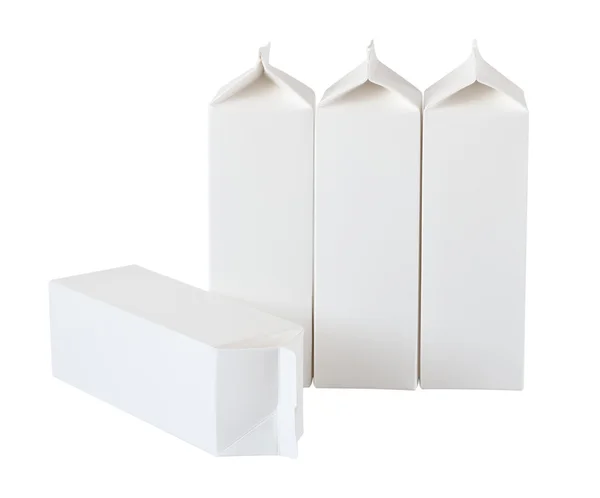 Quatre boîtes à lait par litre et litre sur blanc — Photo