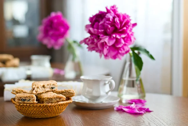 Uma xícara de chá e biscoitos — Fotografia de Stock
