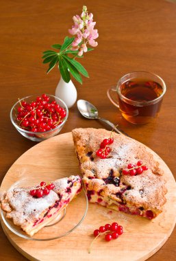 pasta, çay, kırmızı kuş üzümü ve lupine ahşap tablo