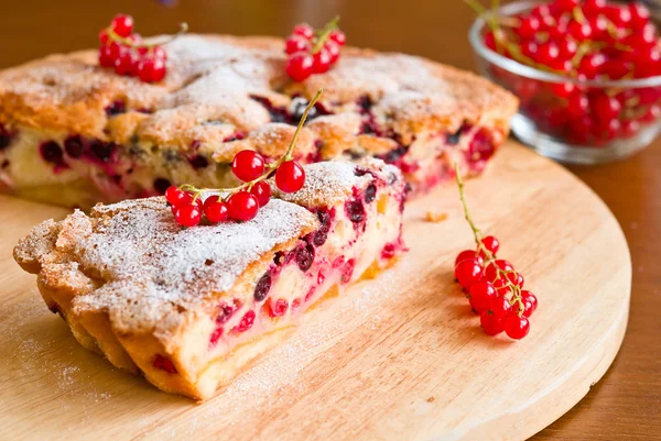 Stuk van berry taart en rode aalbessen — Stockfoto