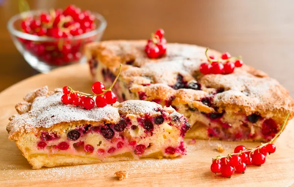 Pedazo de pastel de bayas y grosellas rojas — Foto de Stock