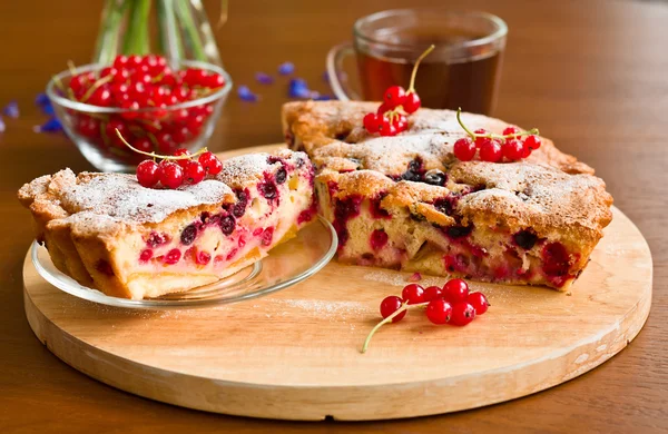 Kawałek tortu jagody na talerzyk i herbata — Zdjęcie stockowe