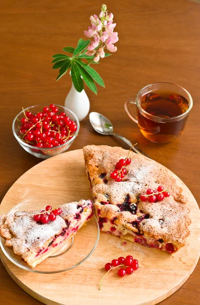 Tårta, te, röda vinbär och Lupin — Stockfoto