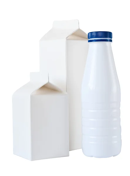 Три коробки молока на поллитра, изолированные на белом — стоковое фото