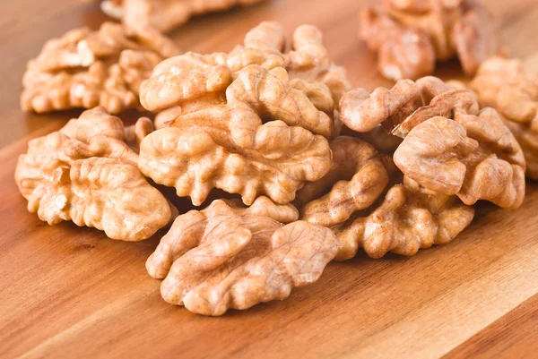 Vlašské ořechy na dřevěné desce — Stock fotografie