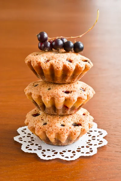 Tre muffins och svarta vinbär — Stockfoto