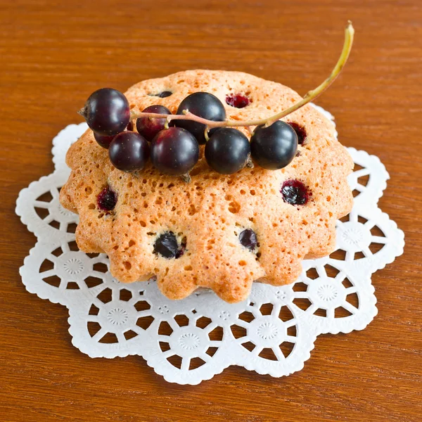 Muffin and black currants — Stock Photo, Image