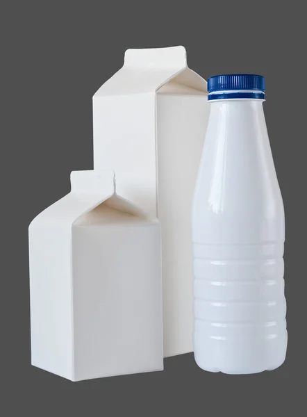 Три коробки молока на поллитра, изолированные на сером — стоковое фото