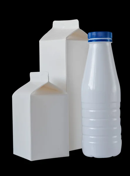 Три коробки молока на поллитра, изолированные на черном — стоковое фото