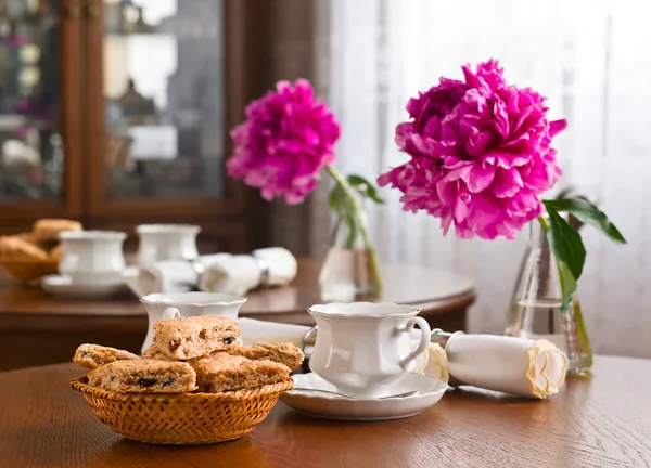 Una tazza di tè e biscotti — Foto Stock