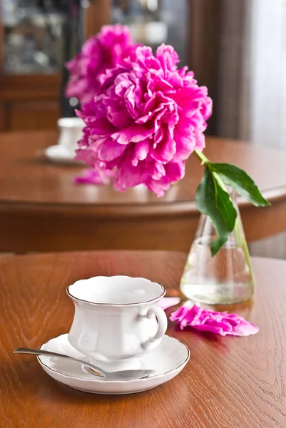 A cup of tea and peony — Stock Photo, Image