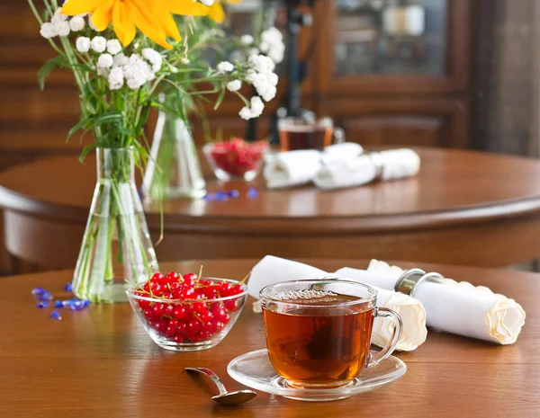 Copo de chá de vidro na mesa de madeira — Fotografia de Stock