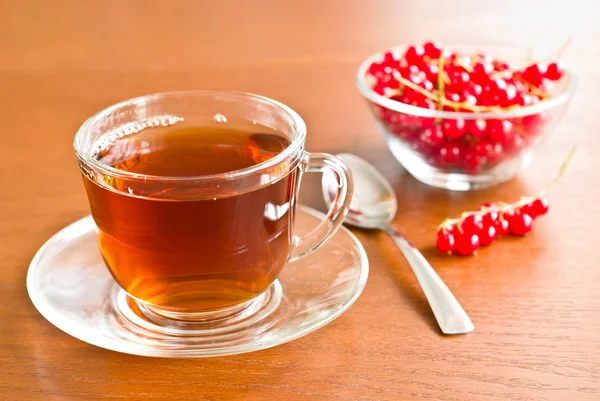 Glas te kopp på träbord — Stockfoto