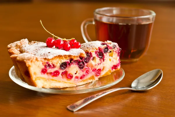 Stuk van berry taart op schotel — Stockfoto
