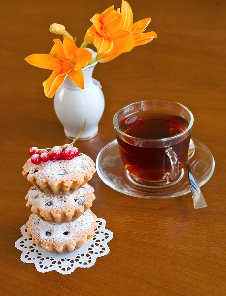 Pasta, çay ve çiçek — Stok fotoğraf