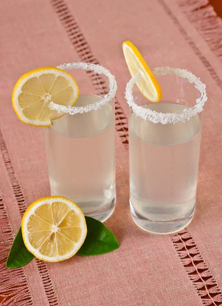 Two cups of lemonade and lemon — Stock Photo, Image