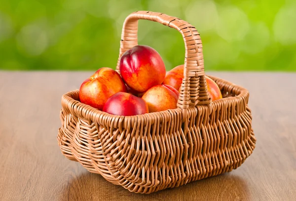 在篮子里的新鲜油桃 — 图库照片