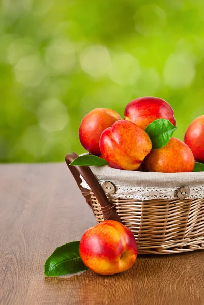 Nectarinas frescas en la cesta —  Fotos de Stock
