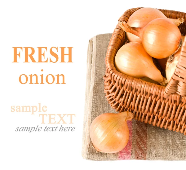 Cebollas frescas en cesta —  Fotos de Stock