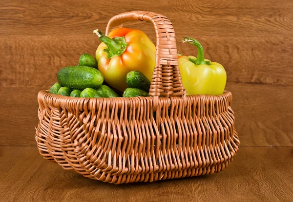 Legumes frescos em cesto — Fotografia de Stock