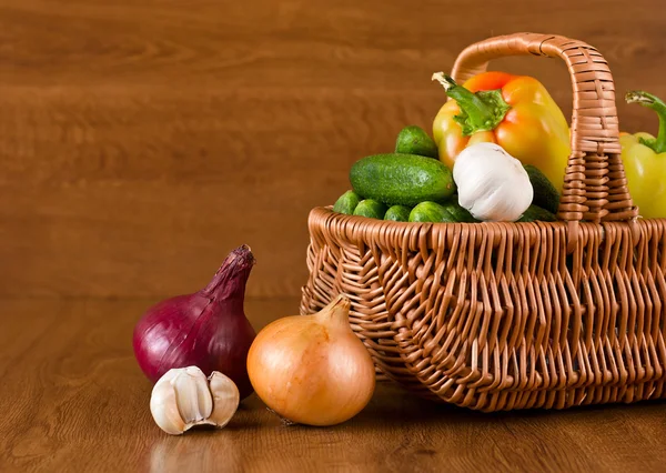 Legumes frescos em cesto — Fotografia de Stock