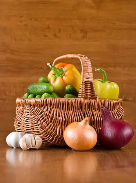 Свіжі овочі в кошику — стокове фото