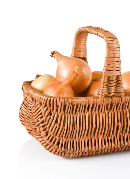 Świeżej cebuli w koszyku — Zdjęcie stockowe
