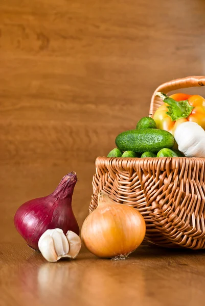 Verduras frescas en cesta — Foto de Stock